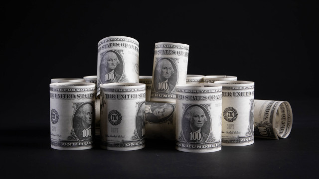 Twenty dollar stack black background free wallpaper - medium preview image