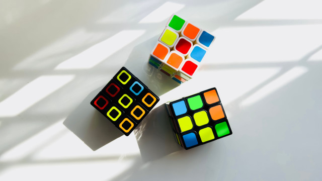 Rubik cubes table cubo futurism free wallpaper - medium preview image