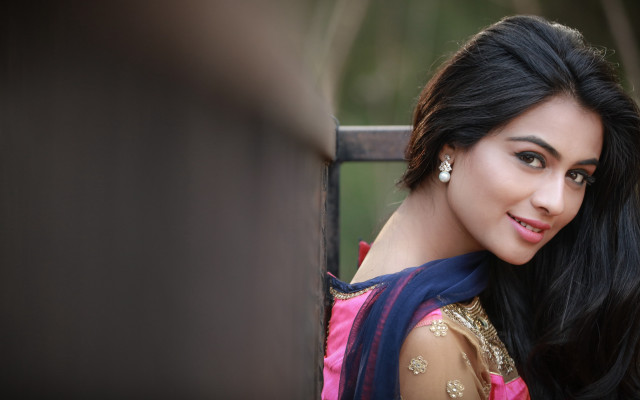 Woman pinkblue sari portrait jewelry free wallpaper - medium preview image