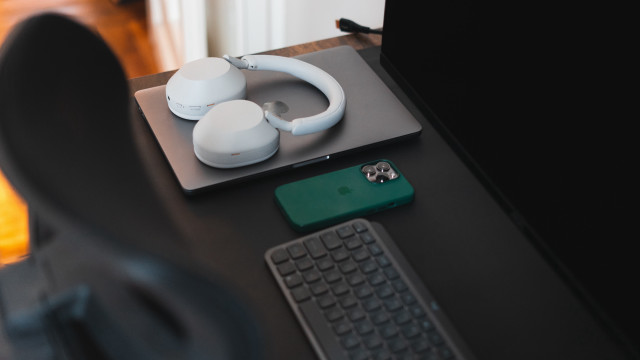 Computer desk keyboard mouse headphones free wallpaper - medium preview image