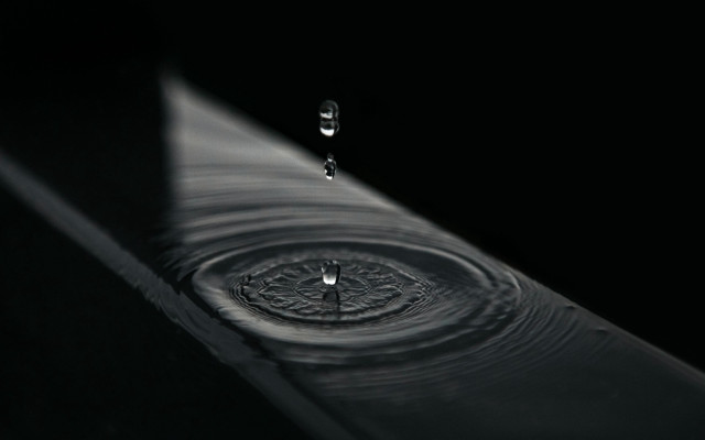 Water drop black and white free wallpaper - medium preview image