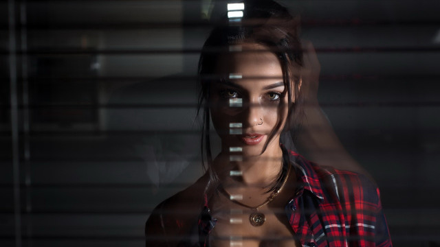 Aramenta dianthe vail woman holography free wallpaper - medium preview image