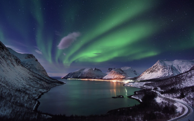Aurora borealis lake mountains night free wallpaper - medium preview image