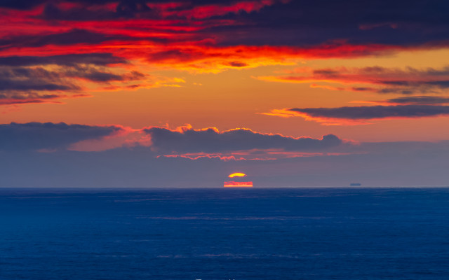 Sunset ocean boat clouds hue free wallpaper - medium preview image