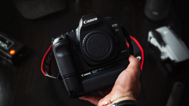 Person holding camera table carlos free wallpaper - medium preview image