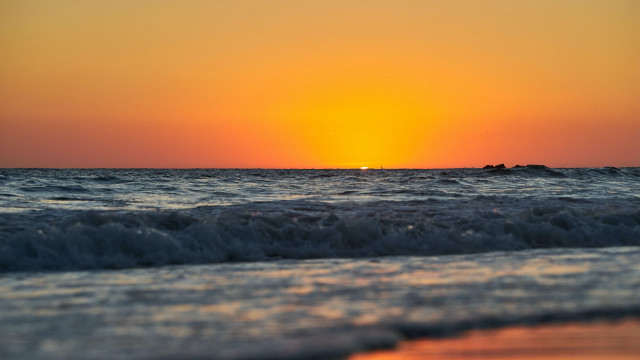 Sunset ocean boat beach tilt free wallpaper - medium preview image