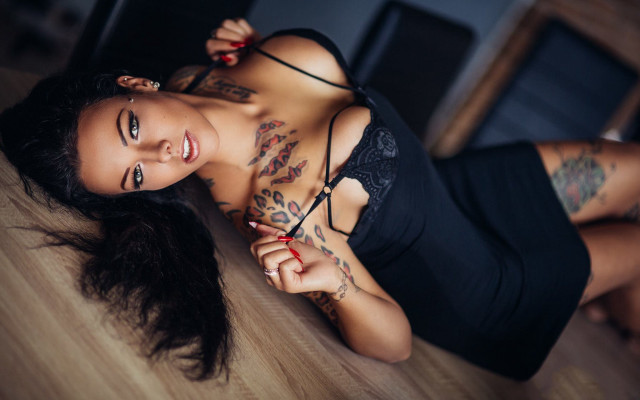 Tattooed woman laying sexy blurry free wallpaper - medium preview image