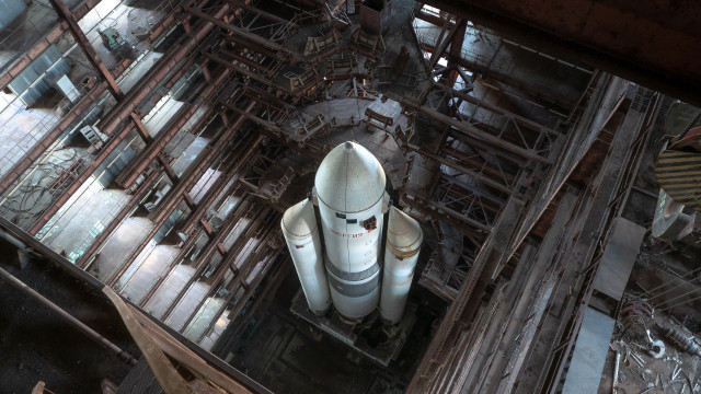 White rocket metal floor construction free wallpaper - medium preview image