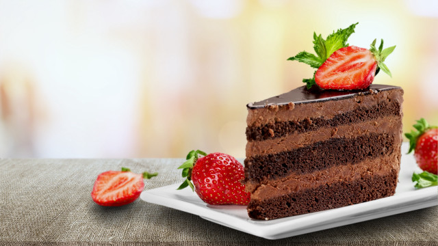 Chocolate cake strawberries plate blurry free wallpaper - medium preview image