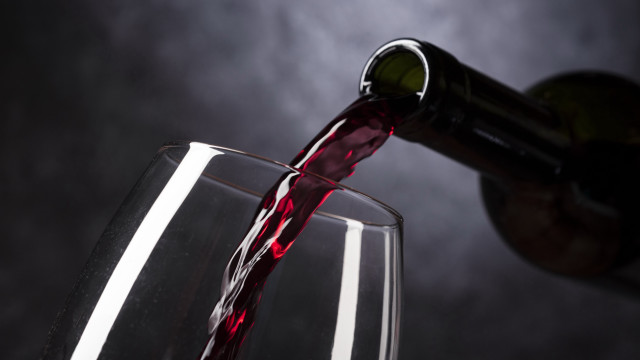Red wine pour cao zhibai free wallpaper - medium preview image
