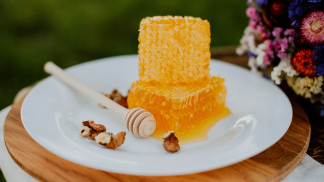 Honey cake plate honeycomb flowers free wallpaper - medium preview image