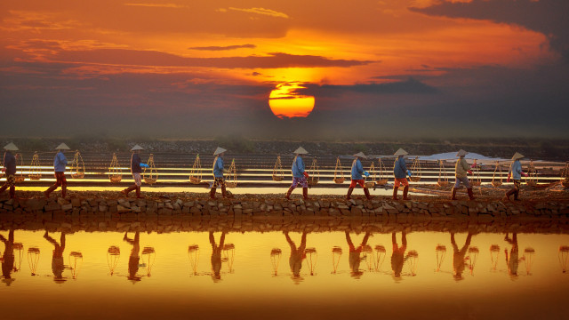 Beach umbrella sunset group people free wallpaper - medium preview image