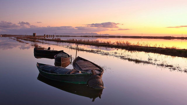 Boats docked sunset mountains cloudy free wallpaper - medium preview image