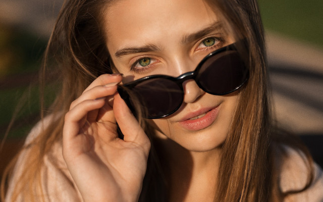 Woman sunglasses hand close up free wallpaper - medium preview image