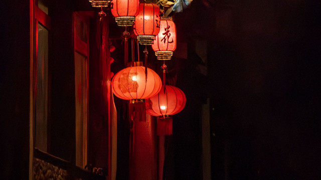 Red lanterns night scene clock free wallpaper - medium preview image