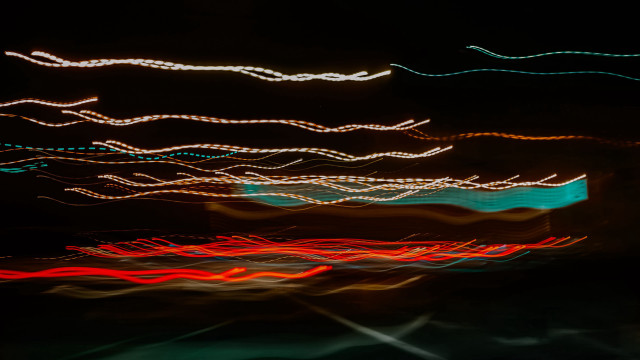 Blurry streetlight night motionblur ocean free wallpaper - medium preview image