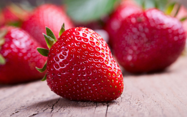 Strawberries leaves blurry background depthoffield free wallpaper - medium preview image