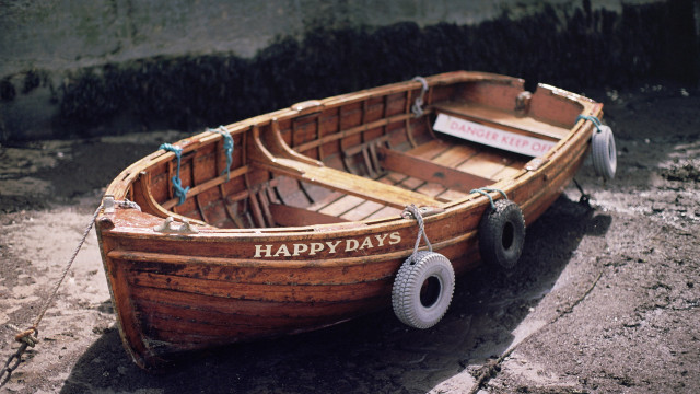 Wooden boat happy days tag free wallpaper - medium preview image