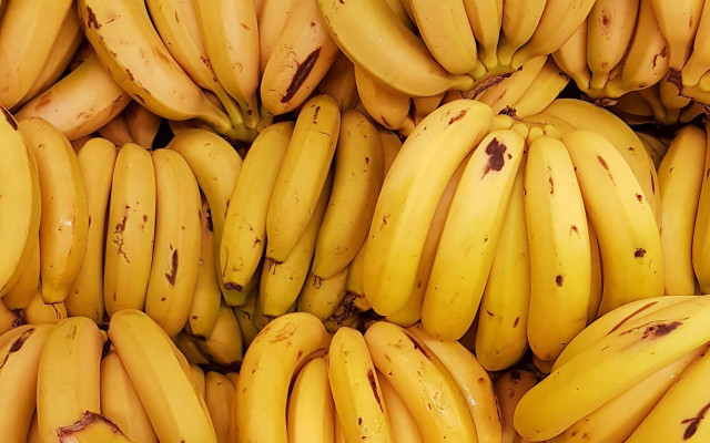 Ripe banana pile brown spots free wallpaper - medium preview image