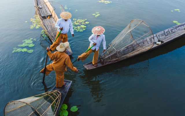 Three people hats boat fishing free wallpaper - medium preview image