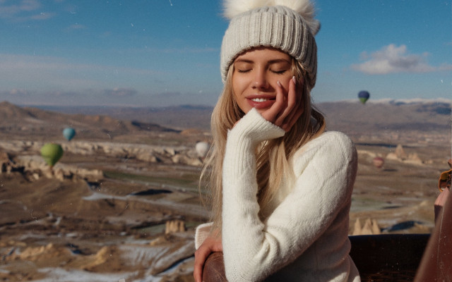 Woman white sweater hat hotairballoon free wallpaper - medium preview image