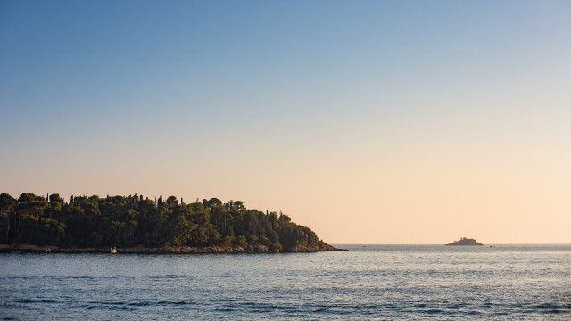 Small island ocean boat mountain free wallpaper - medium preview image