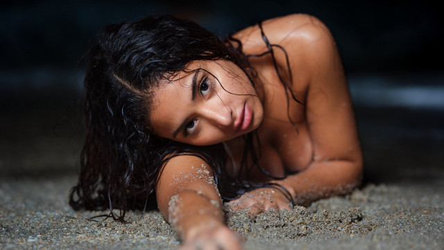 Araceli gilbert woman laying wet free wallpaper - medium preview image