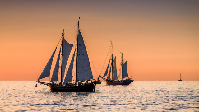 Sailboats ocean sunset clouds bernd free wallpaper - medium preview image