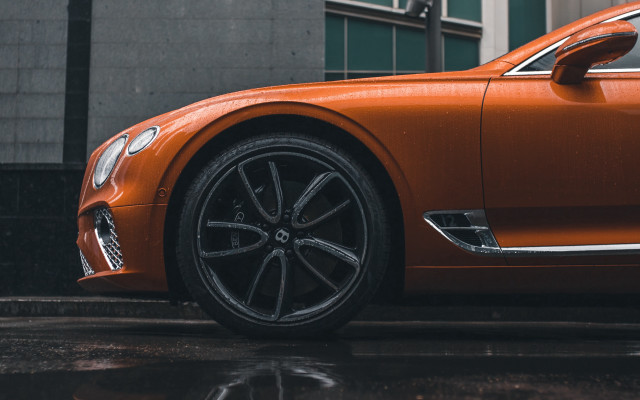 Car closeup rainy street building free wallpaper - medium preview image