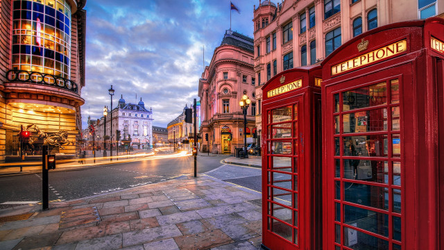 Red telephone booths urban skyline free wallpaper - medium preview image