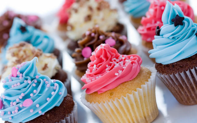 Cupcakes frosting sprinkles food photography free wallpaper - medium preview image