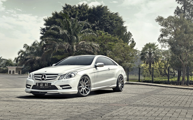 White mercedes benz 3d render free wallpaper - medium preview image