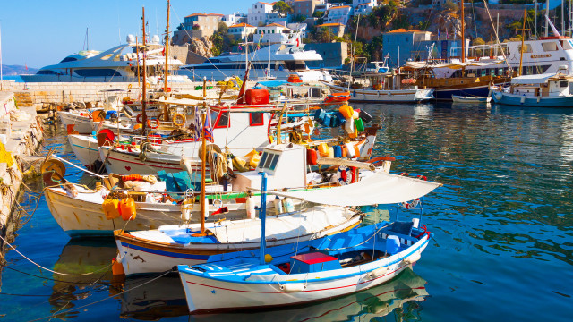 Harbor boats city hill sky free wallpaper - medium preview image