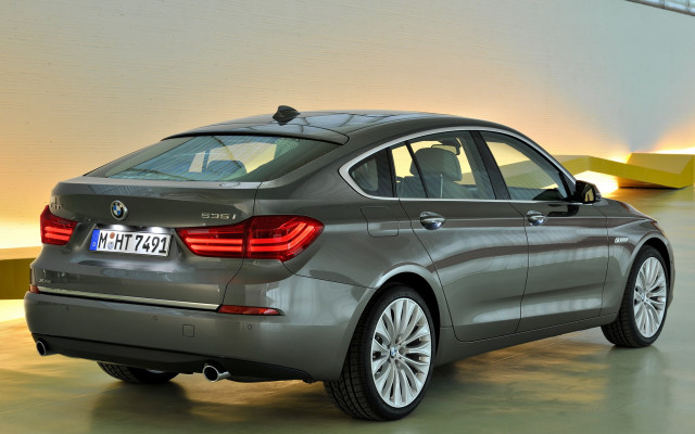 Silver car garage yellow light free wallpaper - medium preview image