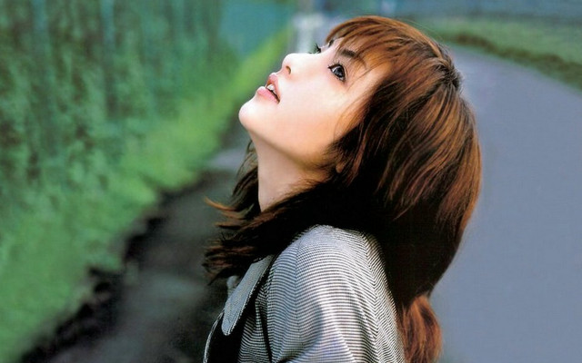 Woman greenwall lookingup blurry nature free wallpaper - medium preview image