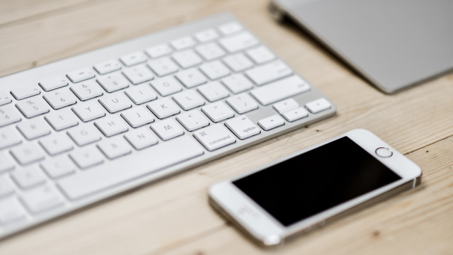 Cell phone keyboard mouse table free wallpaper - medium preview image