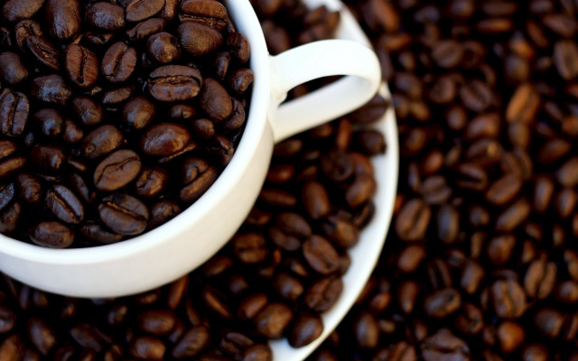 Coffee beans plate spoon blurry free wallpaper - medium preview image