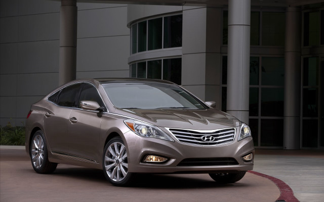 Silver car building circular driveway free wallpaper - medium preview image