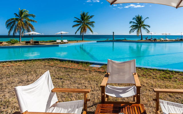 Pool side chairs umbrella beach free wallpaper - medium preview image