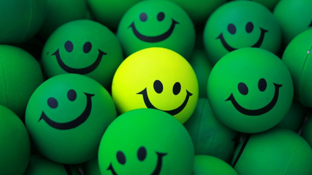 Smiley balls pile yellow center free wallpaper - medium preview image