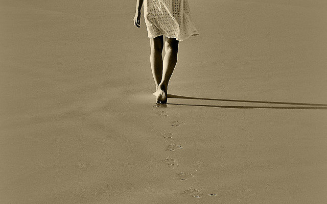 Woman beach hat dress footprints free wallpaper - medium preview image