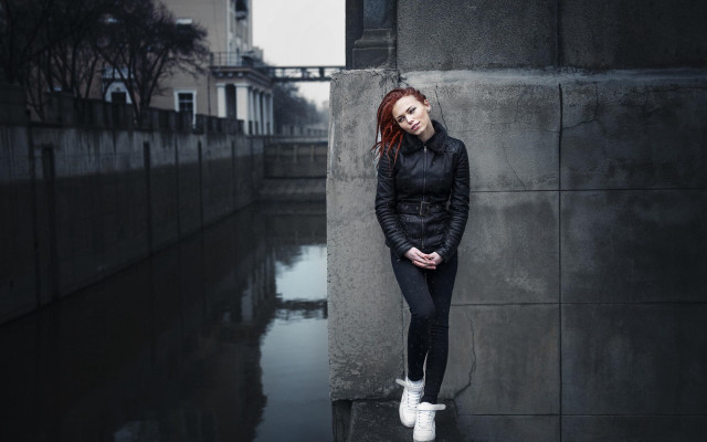 Woman wall pockets urban portrait free wallpaper - medium preview image