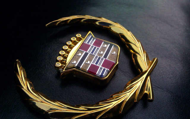 Gold brooch red blue center free wallpaper - medium preview image