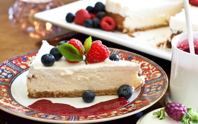 Cheesecake berries plate tea arabesque free wallpaper - medium preview image