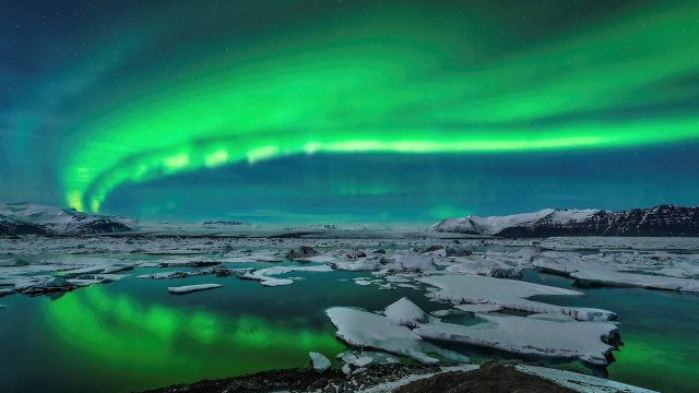Aurora boreal water icebergs mountains free wallpaper - medium preview image