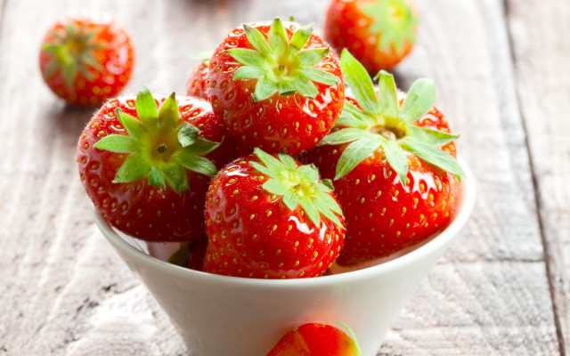 Bowl strawberries wooden table background free wallpaper - medium preview image