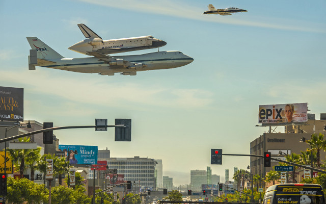 Retro futuristic plane city shuttle free wallpaper - medium preview image