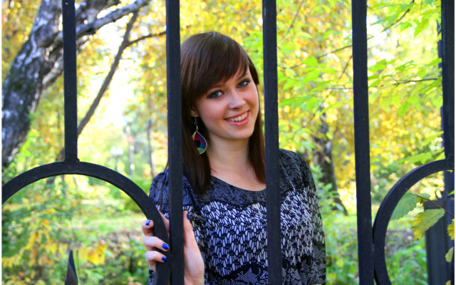 Woman smiling gate autumn nature free wallpaper - medium preview image