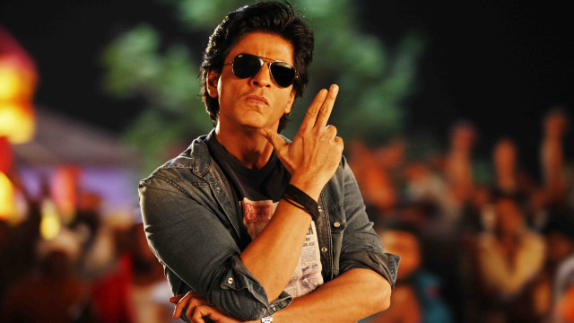 Man sunglasses crowd clapping blurry free wallpaper - medium preview image