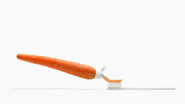 Carrot toothbrush minimalist 3D gradient free wallpaper - medium preview image